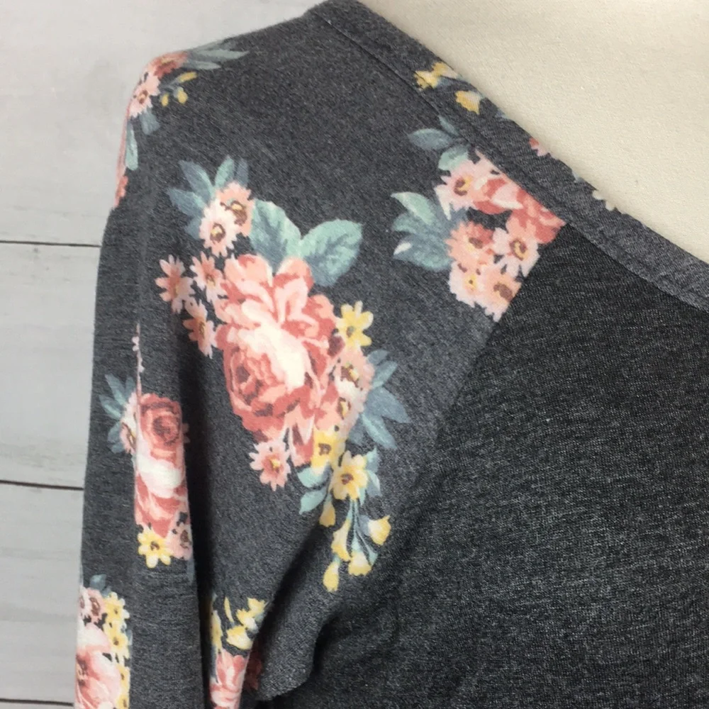3/$15 Threads Studio Raglan Tee Gray Floral M - Picture 3 of 7
